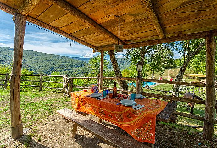 Sheltered garden area . - Villa Bellavista . (Fotogalerie) }}