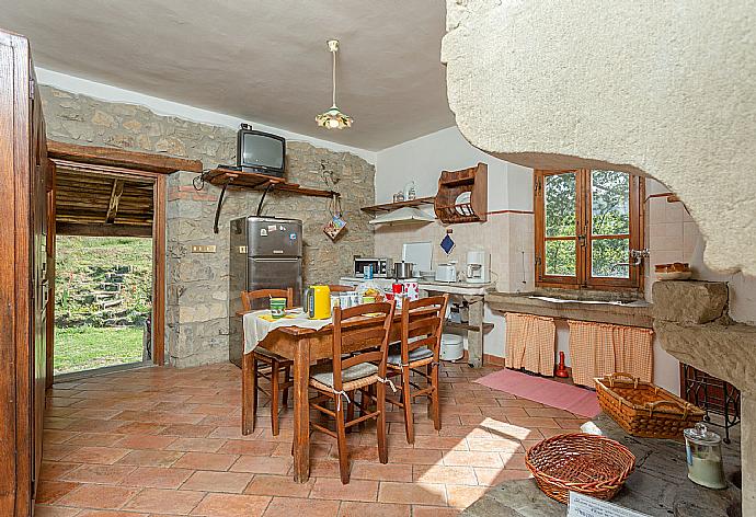 Equipped kitchen on first floor with dining area and ornamental fireplace . - Villa Bellavista . (Fotogalerie) }}