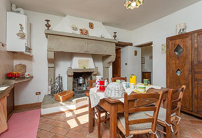 Equipped kitchen on first floor with dining area and ornamental fireplace . - Villa Bellavista . (Galleria fotografica) }}