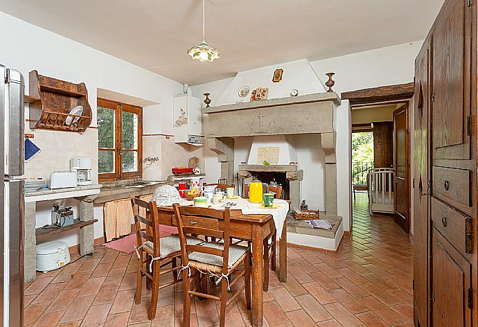 Equipped kitchen on first floor with dining area and ornamental fireplace . - Villa Bellavista . (Fotogalerie) }}