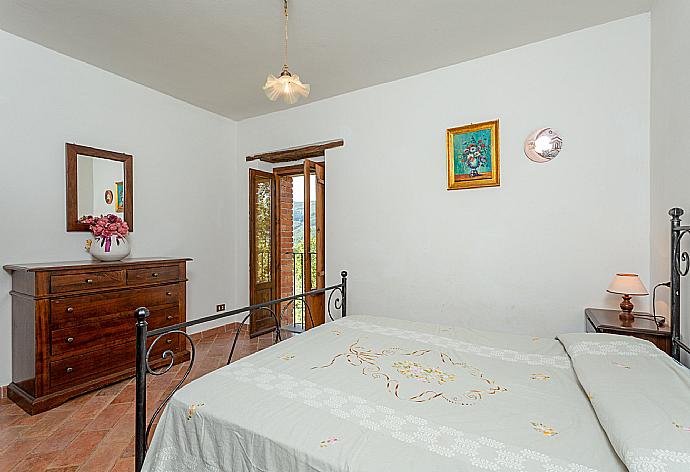 Double bedroom on first floor . - Villa Bellavista . (Fotogalerie) }}