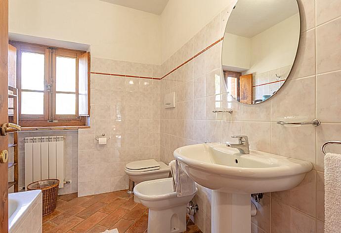 Family bathroom with bath . - Villa Bellavista . (Photo Gallery) }}