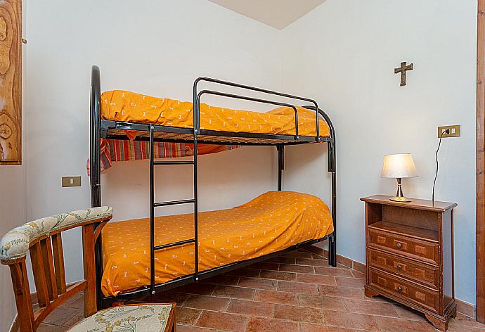 Twin bedroom (bunk bed)  . - Villa Bellavista . (Galerie de photos) }}