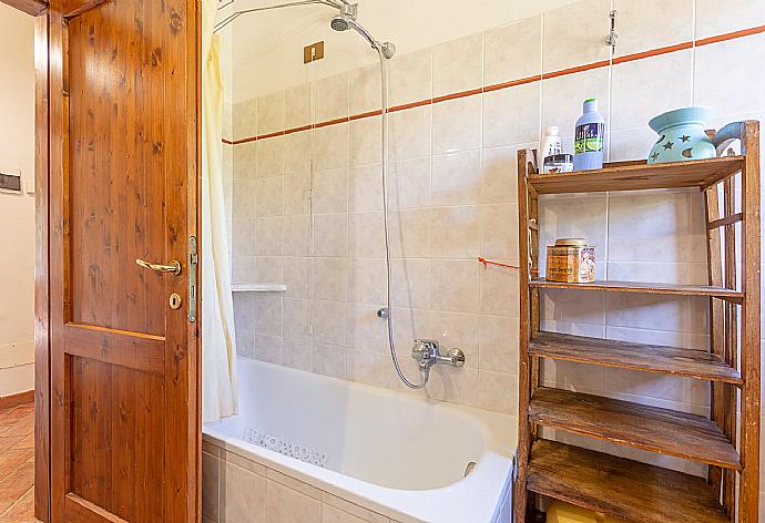 Family bathroom with bath . - Villa Bellavista . (Photo Gallery) }}