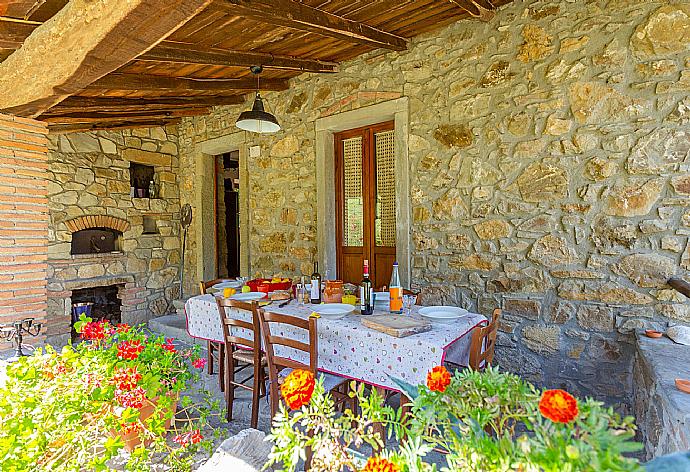 Sheltered terrace area  . - Villa Bellavista . (Galería de imágenes) }}