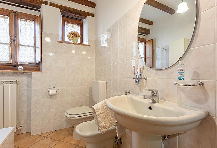 Family bathroom on ground floor with bath . - Villa Bellavista . (Galerie de photos) }}