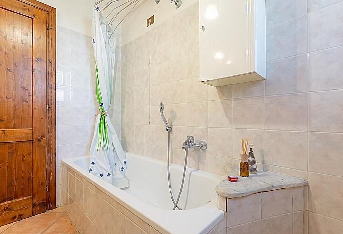 Family bathroom on ground floor with bath . - Villa Bellavista . (Photo Gallery) }}