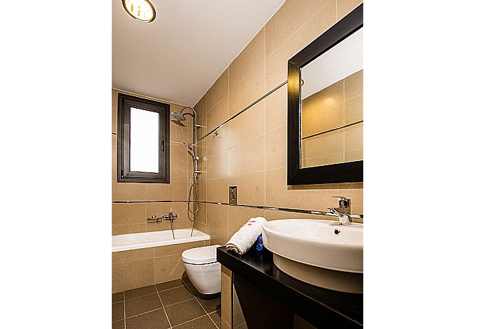 Family bathroom with bath . - Villa Dias . (Photo Gallery) }}