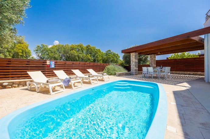 Private pool and terrace . - Villa Dias . (Галерея фотографий) }}