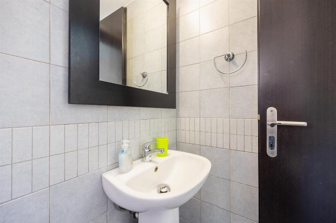 Family W/C . - Villa Dias . (Photo Gallery) }}