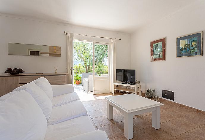 Open-plan living room with sofas, dining area, kitchen, WiFi internet, satellite TV, DVD player, and terrace access . - Villa La Torre . (Galerie de photos) }}