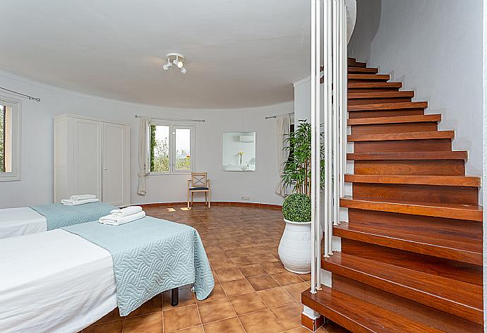 Twin bedroom with en suite bathroom and A/C . - Villa La Torre . (Fotogalerie) }}