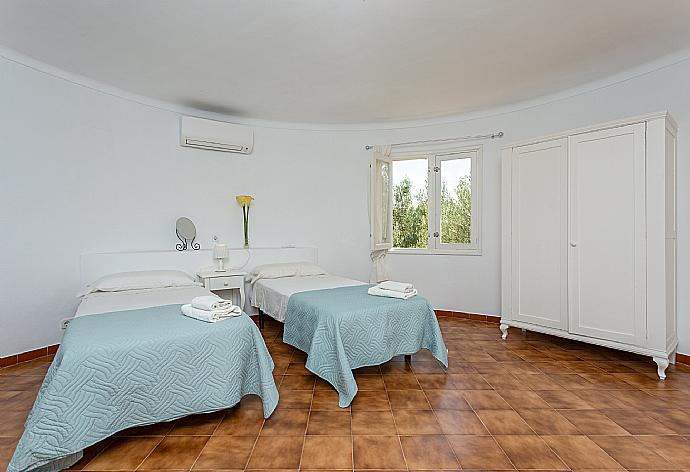 Twin bedroom with en suite bathroom and A/C . - Villa La Torre . (Fotogalerie) }}