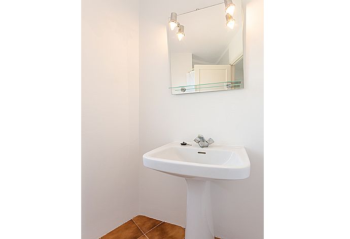 En suite bathroom with shower . - Villa La Torre . (Photo Gallery) }}