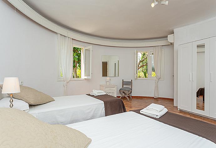 Twin bedroom with A/C . - Villa La Torre . (Photo Gallery) }}