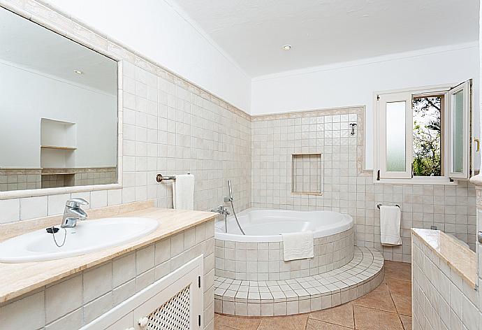 Family bathroom with bath and shower . - Villa La Torre . (Galería de imágenes) }}