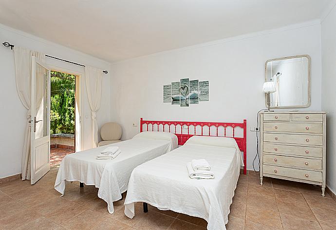 Twin bedroom with A/C and terrace access . - Villa La Torre . (Galería de imágenes) }}