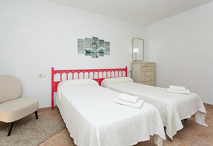 Twin bedroom with A/C and terrace access . - Villa La Torre . (Galerie de photos) }}