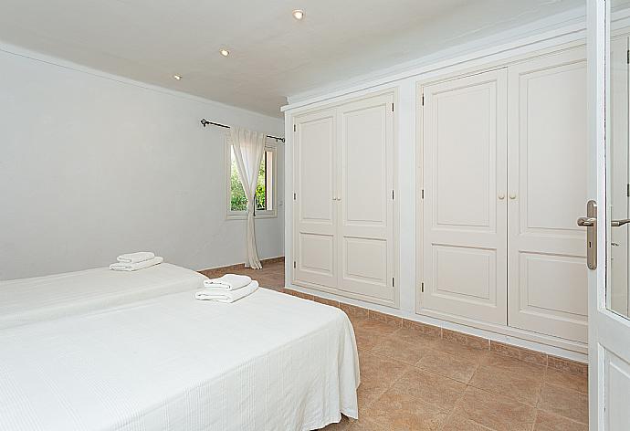 Twin bedroom with A/C and terrace access . - Villa La Torre . (Photo Gallery) }}