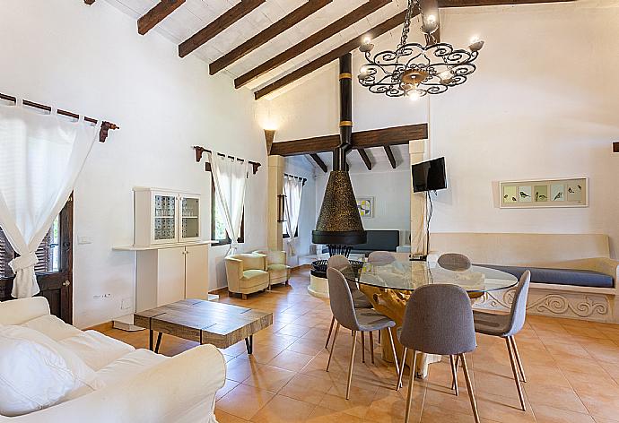 Living room with sofas, dining area, ornamental fireplace, WiFi internet, satellite TV, DVD player and terrace access . - Villa Cortijo 1 . (Photo Gallery) }}