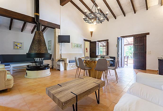 Living room with sofas, dining area, ornamental fireplace, WiFi internet, satellite TV, DVD player and terrace access . - Villa Cortijo 1 . (Galería de imágenes) }}