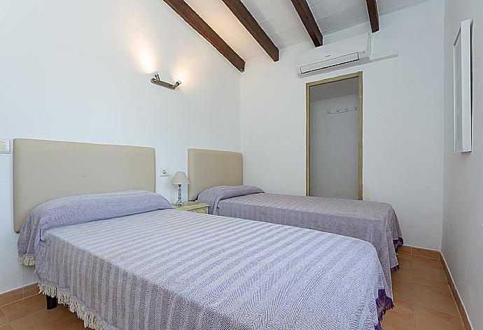 Twin bedroom with A/C . - Villa Cortijo 1 . (Галерея фотографий) }}