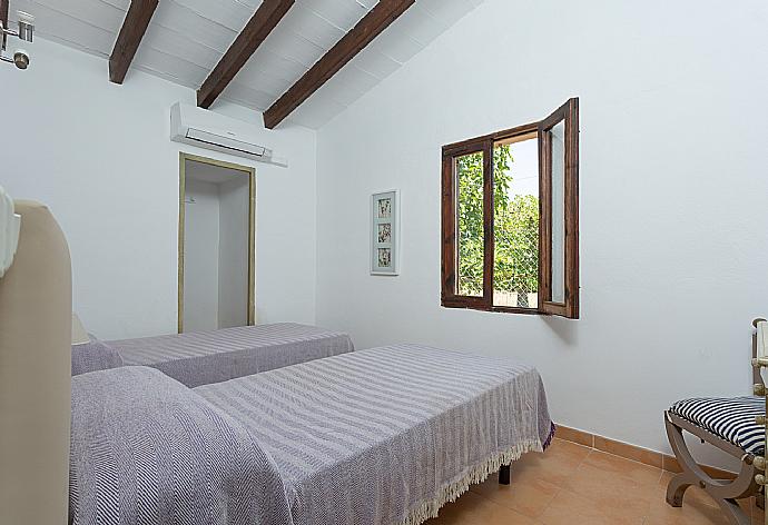 Twin bedroom with A/C . - Villa Cortijo 1 . (Photo Gallery) }}