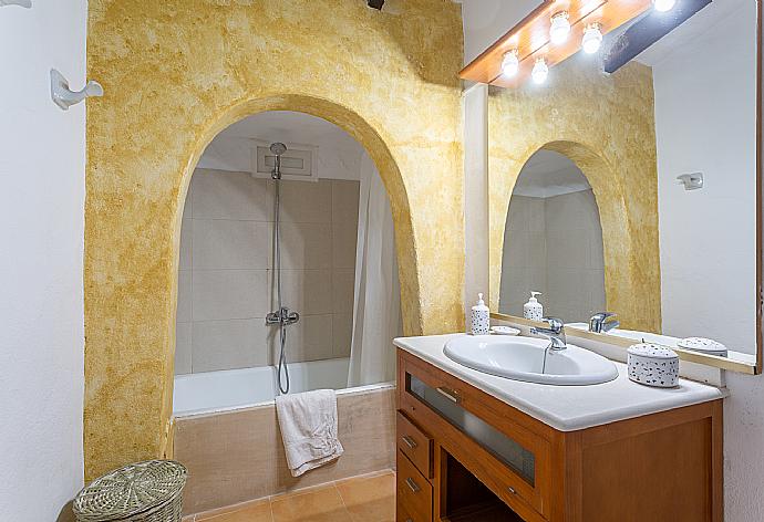 Family bathroom with bath and shower . - Villa Cortijo 1 . (Fotogalerie) }}