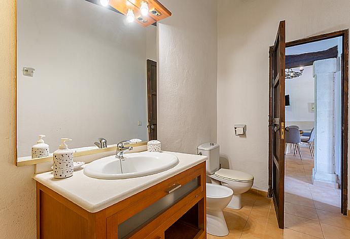 Family bathroom with bath and shower . - Villa Cortijo 1 . (Galerie de photos) }}