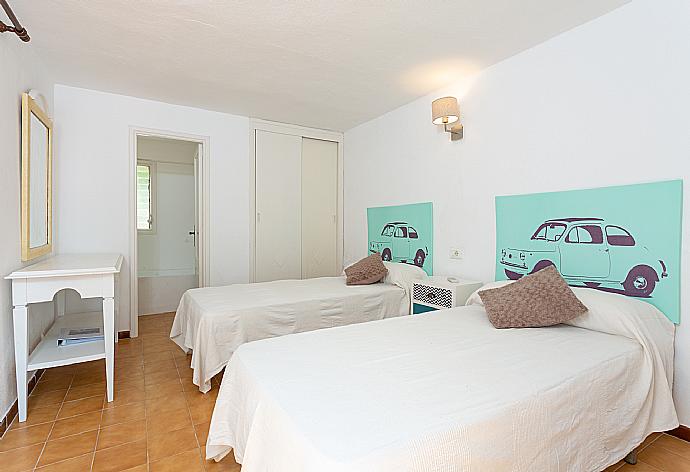 Twin bedroom in annex with en suite bathroom and A/C . - Villa Cortijo 1 . (Photo Gallery) }}