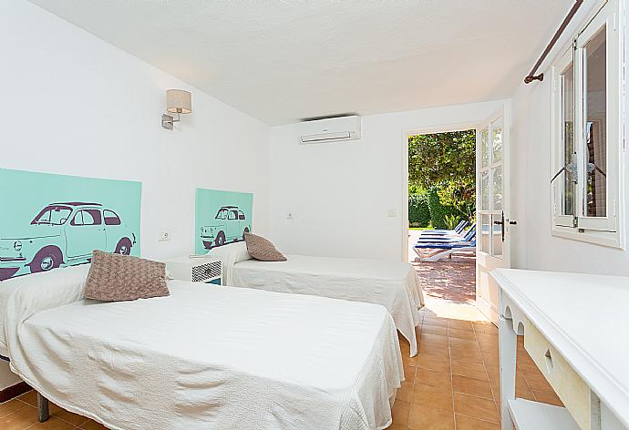 Twin bedroom in annex with en suite bathroom and A/C . - Villa Cortijo 1 . (Galería de imágenes) }}