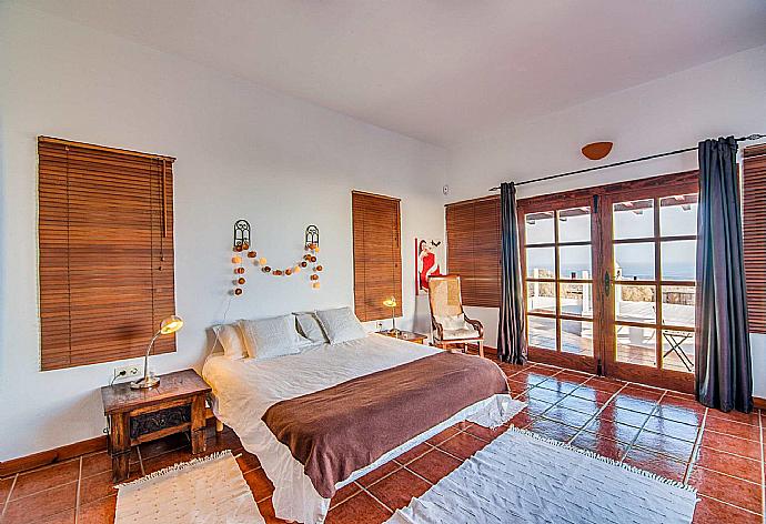 Double bedroom with en suite bathroom and sea views . - Villa Vista Mar . (Fotogalerie) }}