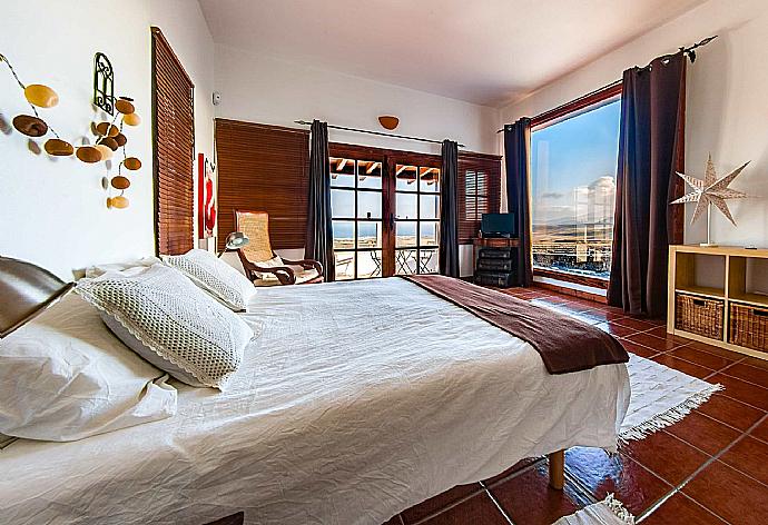 Double bedroom with en suite bathroom and sea views . - Villa Vista Mar . (Photo Gallery) }}