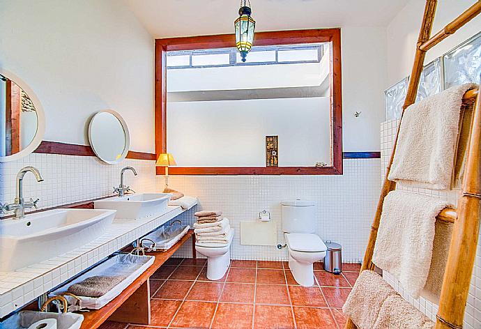 En suite bathroom with bath and shower . - Villa Vista Mar . (Fotogalerie) }}