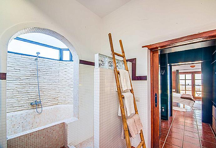 En suite bathroom with bath and shower . - Villa Vista Mar . (Galería de imágenes) }}