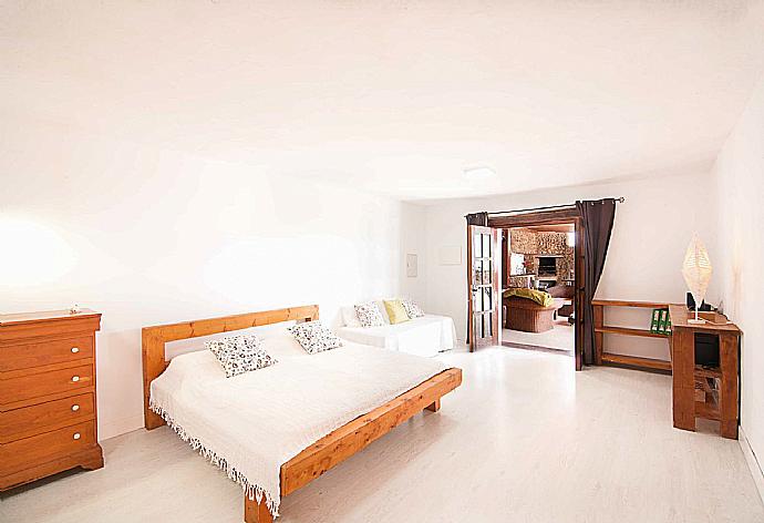 Double bedroom with en suite bathroom . - Villa Vista Mar . (Photo Gallery) }}