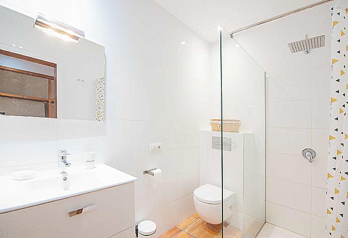 En suite bathroom with shower . - Villa Vista Mar . (Fotogalerie) }}