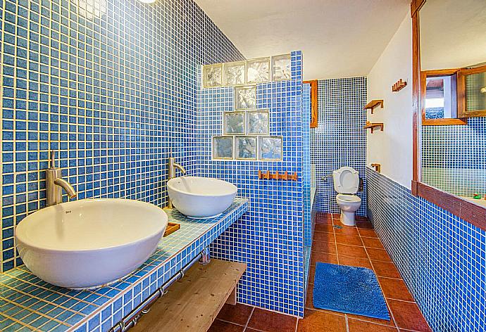 Family bathroom with bath and shower . - Villa Vista Mar . (Galerie de photos) }}