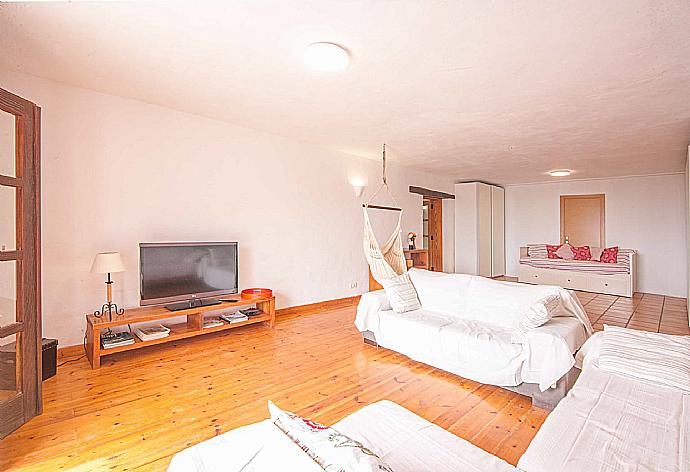 Living room with sofas, dining area, kitchen, WiFi internet, satellite TV, and terrace access . - Villa Vista Mar . (Fotogalerie) }}