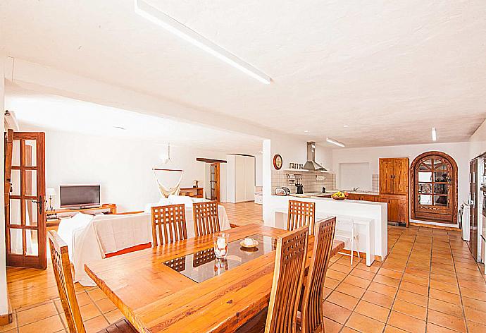 Living room with sofas, dining area, kitchen, WiFi internet, satellite TV, and terrace access . - Villa Vista Mar . (Galería de imágenes) }}