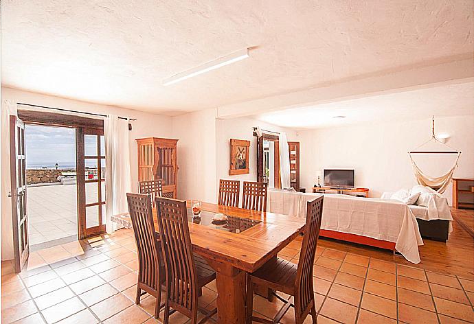 Living room with sofas, dining area, kitchen, WiFi internet, satellite TV, and terrace access . - Villa Vista Mar . (Galería de imágenes) }}