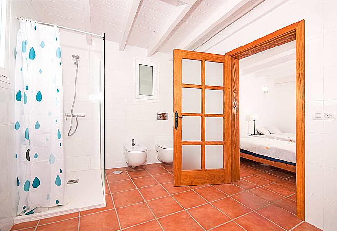 En suite bathroom with shower . - Villa Vista Mar . (Fotogalerie) }}