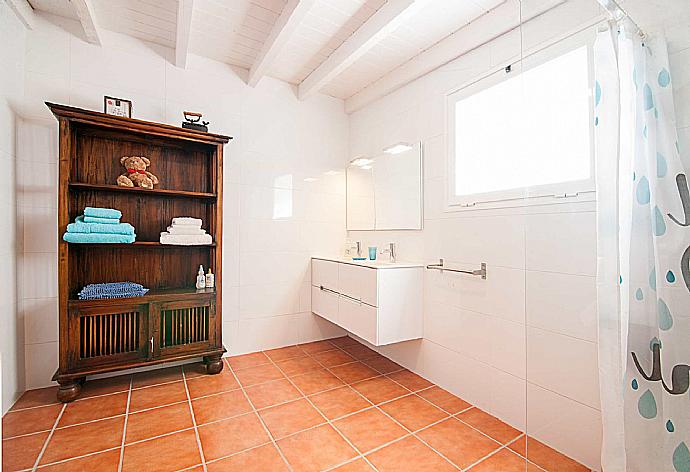 En suite bathroom with shower . - Villa Vista Mar . (Галерея фотографий) }}