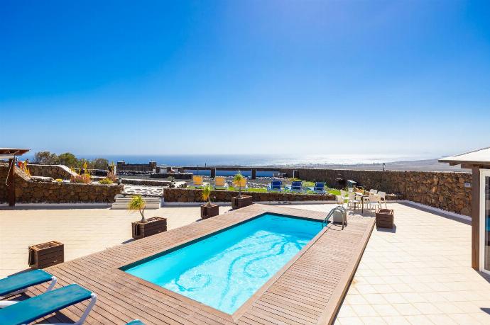 Private pool, terrace, and garden with sea views . - Villa Vista Mar . (Fotogalerie) }}