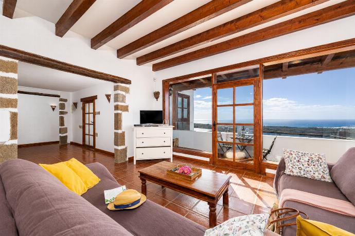 Open-plan living room on first floor with sofas, dining area, kitchen, ornamental fireplace, WiFi internet, satellite TV, and sea views . - Villa Vista Mar . (Galleria fotografica) }}
