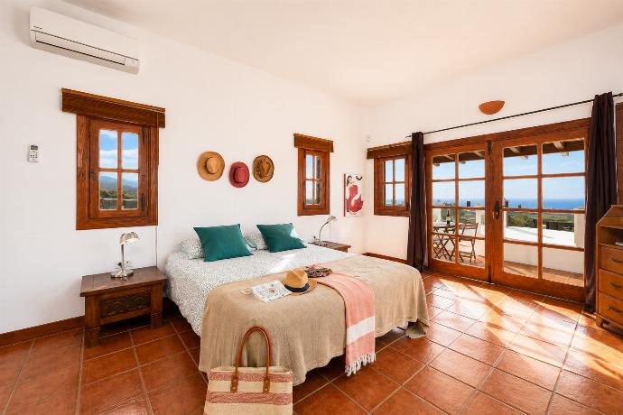 Double bedroom with en suite bathroom, A/C, and sea views . - Villa Vista Mar . (Galleria fotografica) }}
