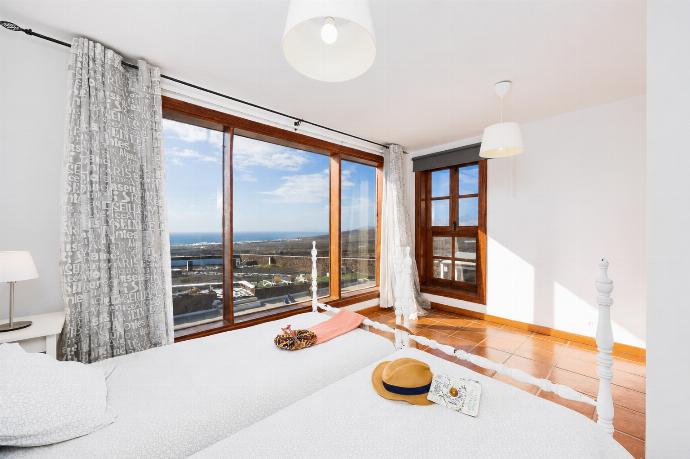 Twin bedroom with sea views . - Villa Vista Mar . (Galleria fotografica) }}