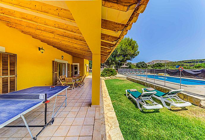 Beautiful villa with outdoor dining area and ping pong table . - Villa Can Joan Polit . (Photo Gallery) }}