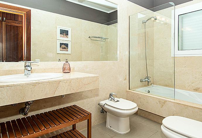 Bathroom with bathtub . - Villa Palmera . (Galerie de photos) }}