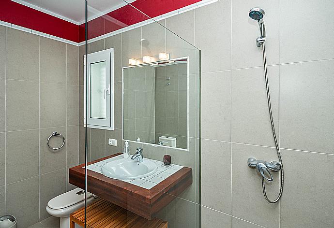 Bathroom with shower . - Villa Palmera . (Galleria fotografica) }}